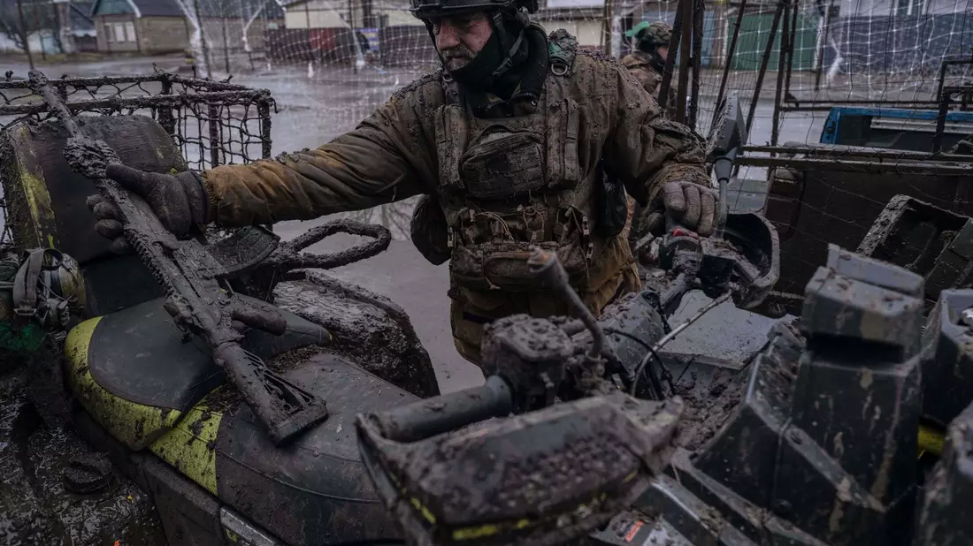 Ein milliardenschweres EU-Darlehen soll der Ukraine die Fortsetzung des Abwehrkampfes gegen Russland ermöglichen. (Archivbild) - Bild: Iryna Rybakova/Ukrainian 93rd Mechanized brigade/AP/dpa
