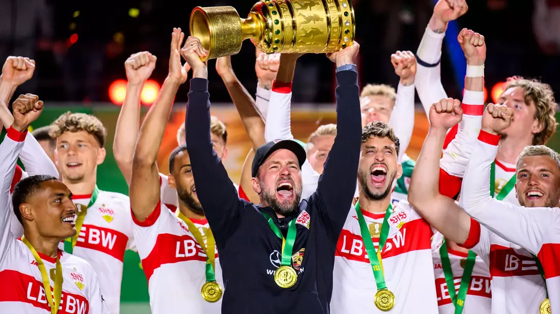 Zwei Siege trennen den VfB und Trainer Sebastian Hoeneß (Mitte) vom erneuten Pokal-Triumph. (Archivbild) - Bild: Tom Weller/dpa