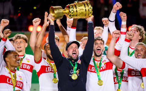 Zwei Siege trennen den VfB und Trainer Sebastian Hoeneß (Mitte) vom erneuten Pokal-Triumph. (Archivbild) - Foto: Tom Weller/dpa