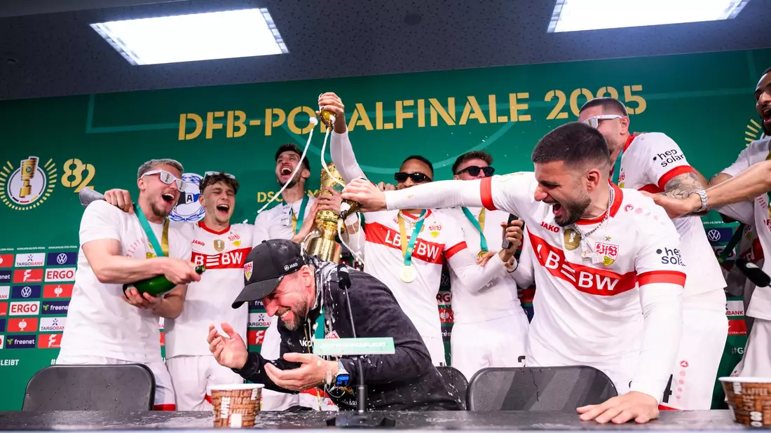Sektdusche für den Coach: Nach dem Pokalsieg gab es reichlich erinnerungswürdige Momente. (Archivbild) - Bild: Tom Weller/dpa