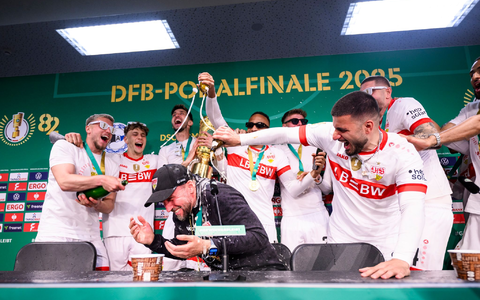 Sektdusche für den Coach: Nach dem Pokalsieg gab es reichlich erinnerungswürdige Momente. (Archivbild) - Foto: Tom Weller/dpa