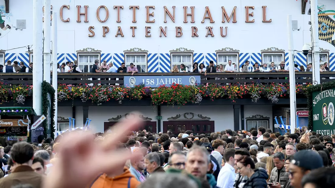 Soll das traditionsreiche Schottenhamel-Festzelt, seit 150 Jahren in Familienhand, europaweit ausgeschrieben werden? (Archivbild)  - Bild: Felix Hörhager/dpa