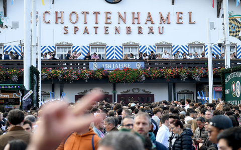 Soll das traditionsreiche Schottenhamel-Festzelt, seit 150 Jahren in Familienhand, europaweit ausgeschrieben werden? (Archivbild)  - Foto: Felix Hörhager/dpa