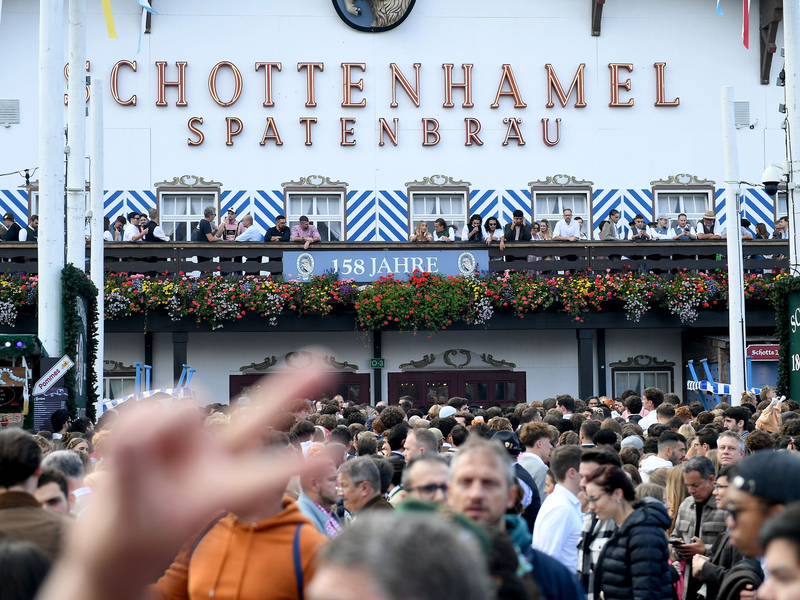 Soll das traditionsreiche Schottenhamel-Festzelt, seit 150 Jahren in Familienhand, europaweit ausgeschrieben werden? (Archivbild)  - Foto: Felix Hörhager/dpa