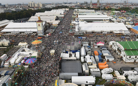 Die Bewebung um die Wiesn-Zelte läuft. (Archivbild) - Foto: Felix Hörhager/dpa