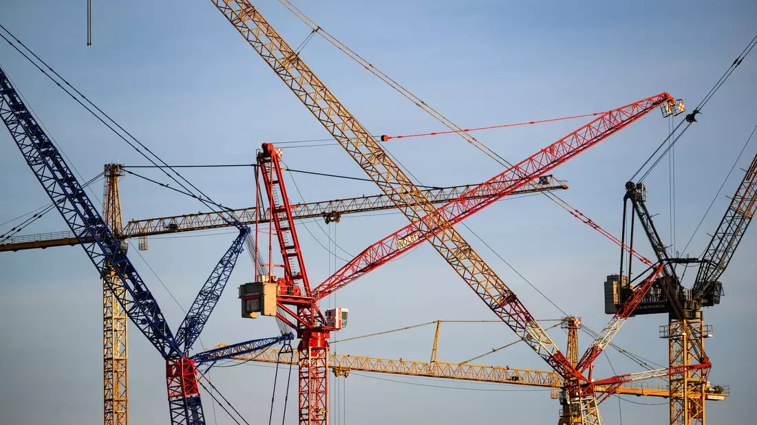 Die Bundesregierung halbiert ihre Konjunkturprognose. - Bild: Robert Michael/dpa
