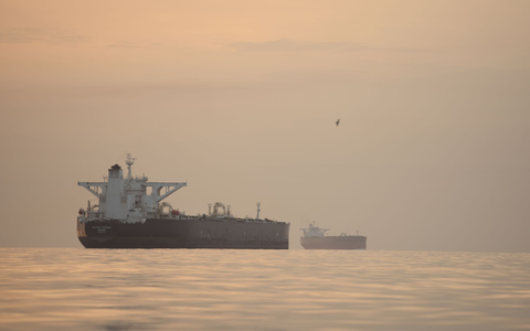 Die Lage in der Straße von Hormus ist nach Trumps Verlängerung der Waffenruhe unverändert. (Archivbild) - Foto: Asghar Besharati/AP/dpa