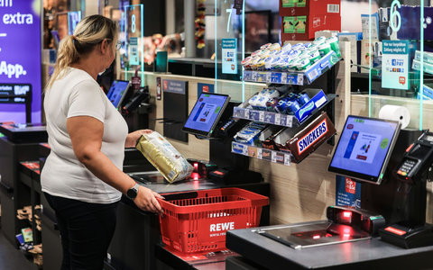 Der Handelskonzern Rewe setzte 2025 mehr um als im Vorjahr. (Archivbild) - Foto: Oliver Berg/dpa