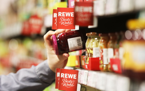 Auch Rewe-Kunden kauften zuletzt häufiger Eigenmarkenprodukte. (Archivbild) - Foto: Oliver Berg/dpa