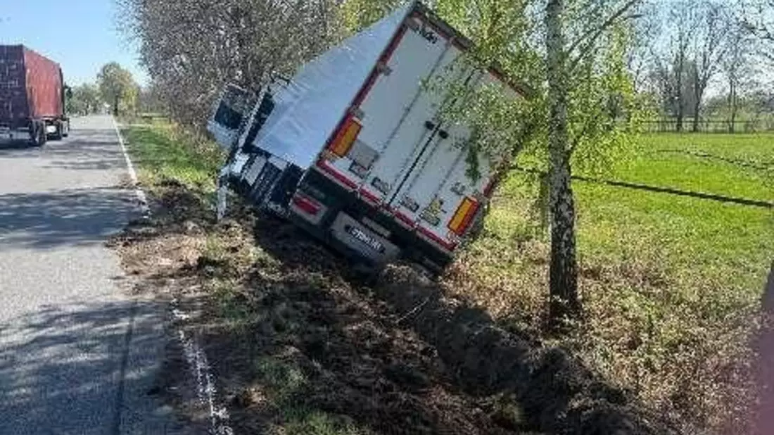 POL-DH: Barver, alleinbeteiligter Verkehrsunfall mit Sattelzug (siehe Bild) - Wagenfeld, Verkehrsunfall mit zwei beteiligten Fahrzeugen - Bild: presseportal.de