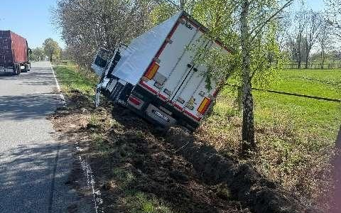 POL-DH: Barver, alleinbeteiligter Verkehrsunfall mit Sattelzug (siehe Bild) - Wagenfeld, Verkehrsunfall mit zwei beteiligten Fahrzeugen - Foto: presseportal.de
