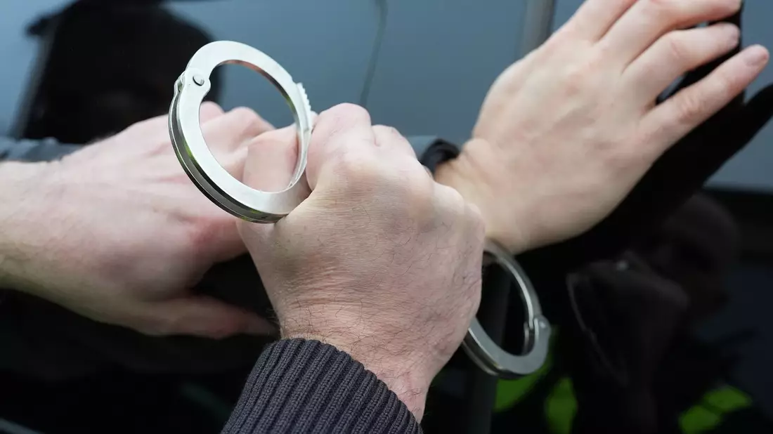 Die Beamten nahmen den Mann fest und ein Richter erließ am Sonntag Haftbefehl. (Symbolbild) - Bild: Marcus Brandt/dpa