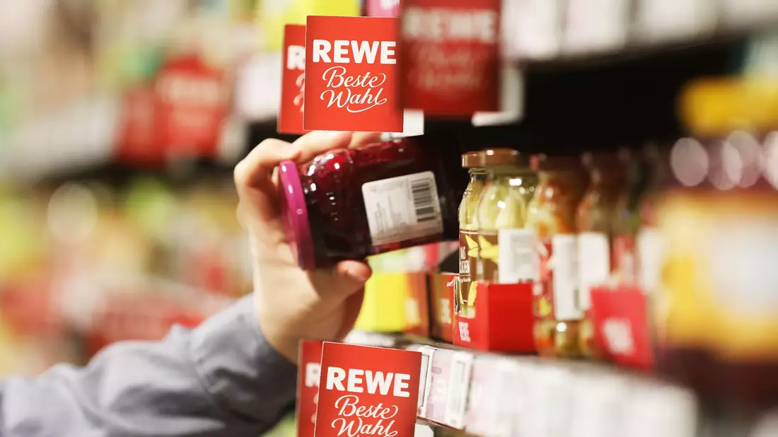 Auch Rewe-Kunden kauften zuletzt häufiger Eigenmarkenprodukte. (Archivbild) - Bild: Oliver Berg/dpa