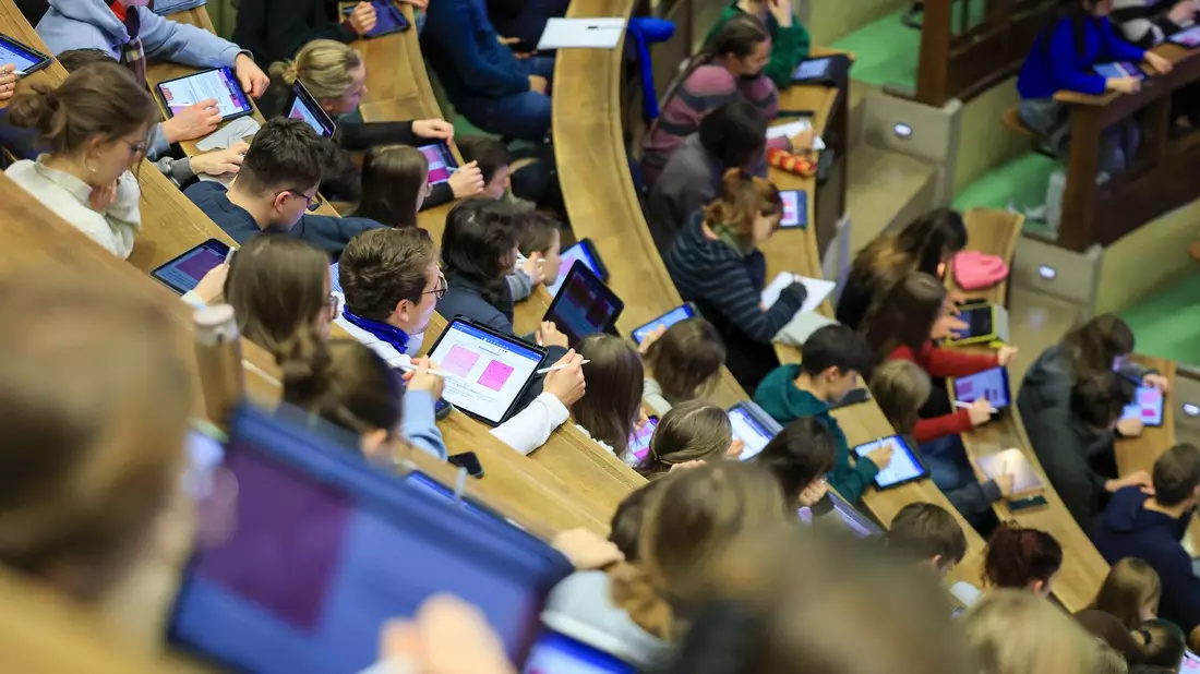 An Hochschulen gibt es fachspezifische Brückenkurse, um die Defizite auszugleichen. (Symbolbild) - Bild: Jan Woitas/dpa