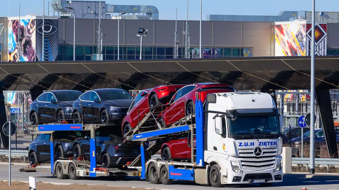 Tesla schaffte im ersten Vierteljahr ein Absatzplus im Vergleich zu einem schwachen Vorjahresquartal. (Archivbild) - Bild: Patrick Pleul/dpa