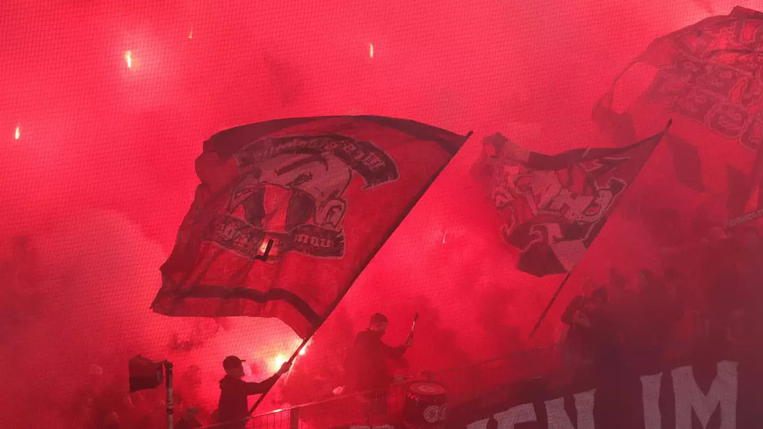 Die Fans sorgten für heiße Atmosphäre. - Bild: Rolf Vennenbernd/dpa