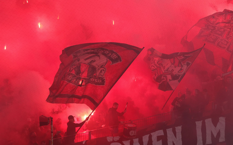 Die Fans sorgten für heiße Atmosphäre. - Foto: Rolf Vennenbernd/dpa