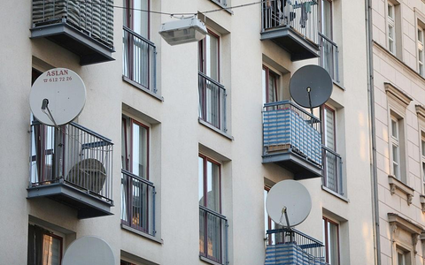 Satellitenschüssel an Wohnhaus (Archiv) - Foto: via dts Nachrichtenagentur