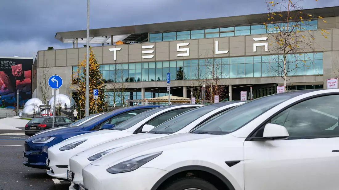 Tesla schaffte im ersten Vierteljahr ein Absatzplus im Vergleich zu einem schwachen Vorjahresquartal. (Archivbild) - Bild: Patrick Pleul/dpa