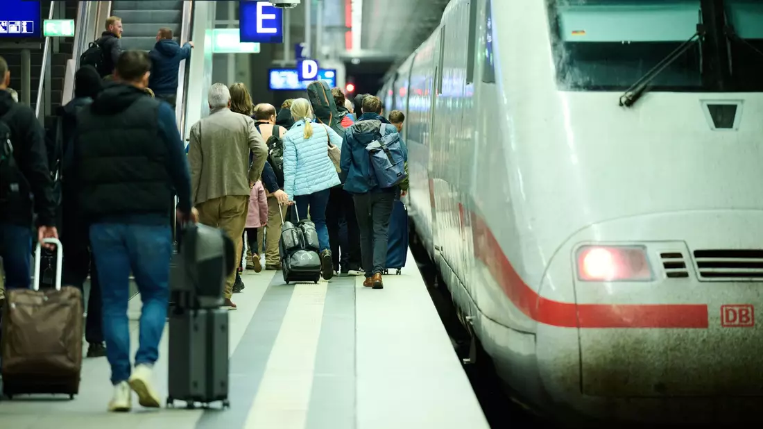 Die chronischen Pannen bei der Bahn haben Auswirkungen: Laut einer Umfrage meiden viele Menschen die Züge. (Symbolbild) - Bild: Annette Riedl/dpa