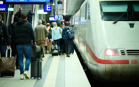Die chronischen Pannen bei der Bahn haben Auswirkungen: Laut einer Umfrage meiden viele Menschen die Züge. (Symbolbild) - Foto: Annette Riedl/dpa
