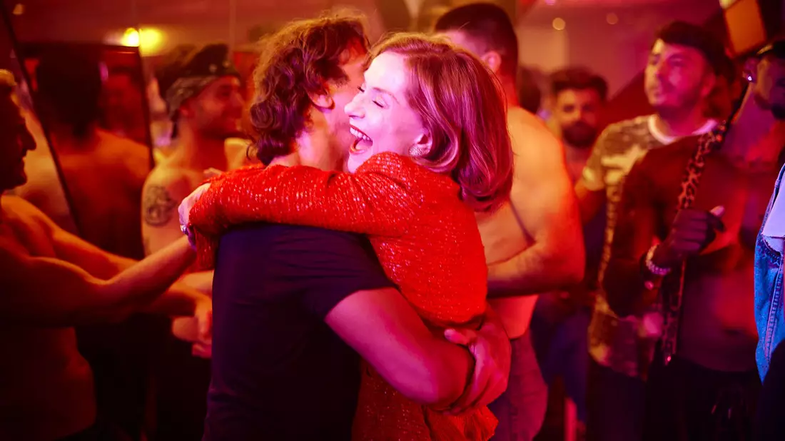  Im Zentrum steht ein glänzend aufgelegtes Duo: Isabelle Huppert als Marianne Farrère und Laurent Lafitte als Pierre-Alain Fantin. - Bild: Manuel Moutier/Neue Visionen Filmverleih/dpa