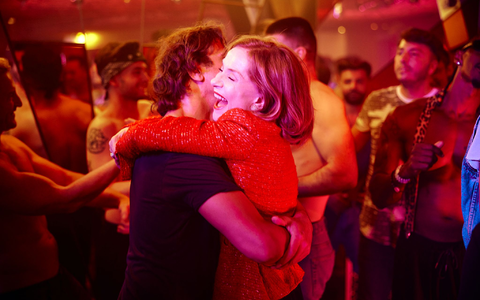  Im Zentrum steht ein glänzend aufgelegtes Duo: Isabelle Huppert als Marianne Farrère und Laurent Lafitte als Pierre-Alain Fantin. - Foto: Manuel Moutier/Neue Visionen Filmverleih/dpa