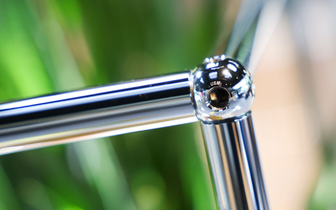 Die USM-Designmöbel zeichnen sich durch verchromten Stahlrohre, Verbindungskugeln und bunte Metall-Fronten aus. - Foto: Christian Charisius/dpa