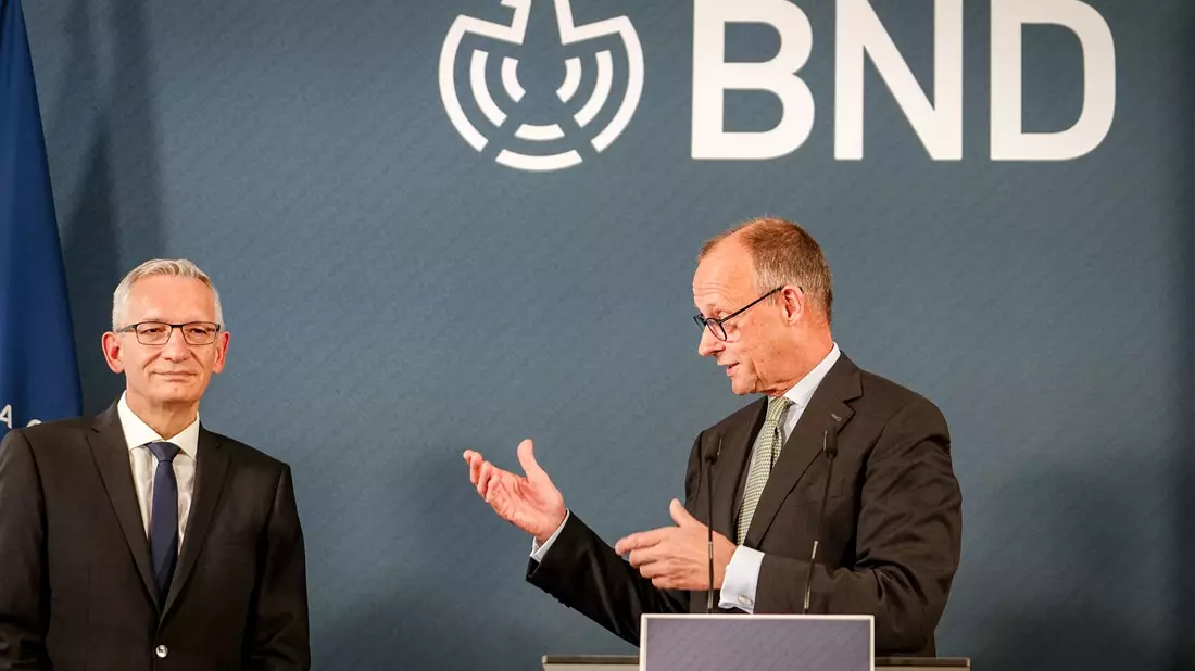 Kanzler Friedrich Merz (CDU) hat dem neuen Präsidenten des Bundesnachrichtendienstes, Martin Jäger, bei der Amtsübergabe einiges ins Auftragsbuch geschrieben. (Archivbild) - Bild: Kay Nietfeld/dpa
