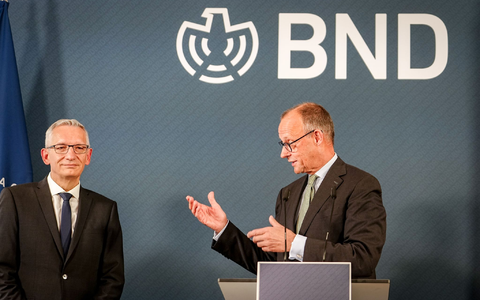 Kanzler Friedrich Merz (CDU) hat dem neuen Präsidenten des Bundesnachrichtendienstes, Martin Jäger, bei der Amtsübergabe einiges ins Auftragsbuch geschrieben. (Archivbild) - Foto: Kay Nietfeld/dpa
