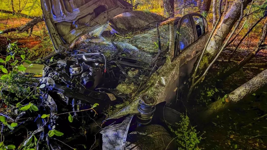 FW-OLL: Schwerer Verkehrsunfall auf der Autobahn - Auto schlägt hochkant in Waldgebiet ein - Anschließender First-Responder-Einsatz - Bild: presseportal.de