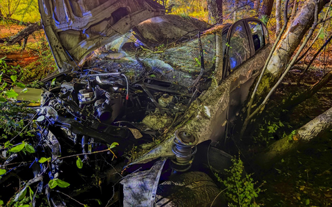 FW-OLL: Schwerer Verkehrsunfall auf der Autobahn - Auto schlägt hochkant in Waldgebiet ein - Anschließender First-Responder-Einsatz - Foto: presseportal.de