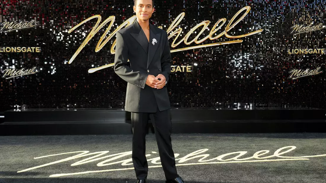 Jaafar Jackson (hier bei einer Filmpremiere in Los Angeles) spielt in «Michael» seinen 2009 gestorbenen Onkel Michael Jackson. (Archivbild) - Bild: Jordan Strauss/Invision/AP/dpa
