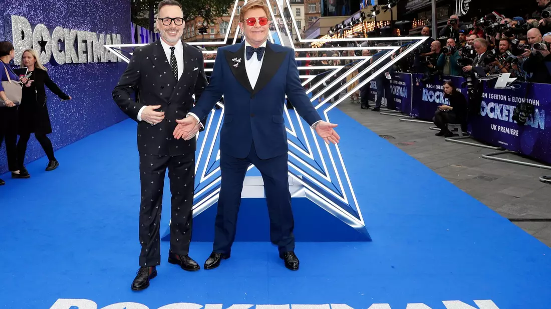 Elton John und sein Mann David Furnish bei einer «Rocketman»-Präsentation im Mai 2019 in London. (Archivbild) - Bild: Frank Augstein/AP/dpa