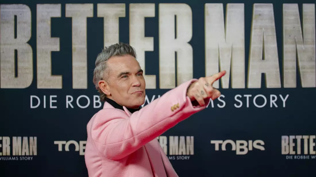 Robbie Williams zeigte sich stolz auf den Film «Better Man - Die Robbie Williams Story» - hier bei einer Premiere in Köln im Dezember 2024. (Archivbild) - Bild: Henning Kaiser/dpa