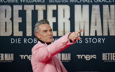 Robbie Williams zeigte sich stolz auf den Film «Better Man - Die Robbie Williams Story» - hier bei einer Premiere in Köln im Dezember 2024. (Archivbild) - Foto: Henning Kaiser/dpa