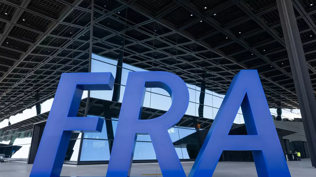 Selfie-Punkt am neuen Frankfurter Terminal 3.  - Bild: Boris Roessler/dpa
