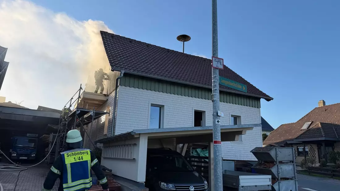 KFV-CW: Fassadenbrand an Schreinerei/Schnelles Eingreifen der Feuerwehr verhindert Großbrand - Bild: presseportal.de