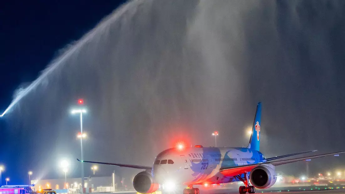 Die erste Maschine wurde mit Wasserfontänen der Flughafenfeuerwehr begrüßt. - Bild: Andreas Arnold/dpa