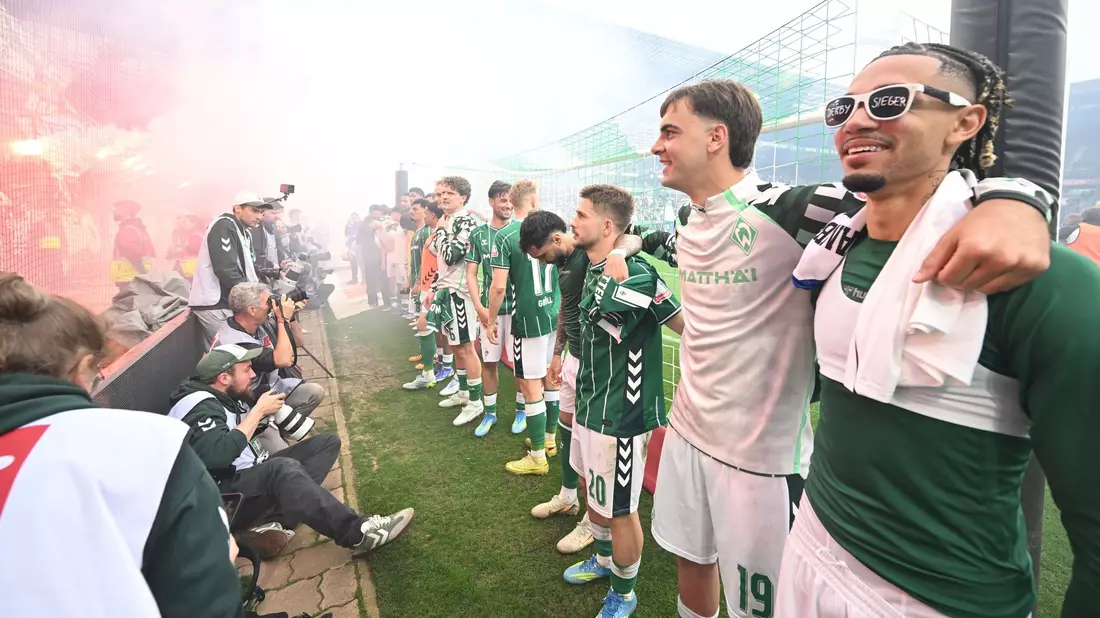 Der Derbysieg soll den Spielern von Werder Bremen neuen Schwung geben. (Archivbild) - Bild: Carmen Jaspersen/dpa