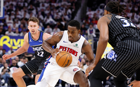Die Orlando Magic um Franz Wagner (l) mussten den Ausgleich in der Playoff-Serie gegen Detroit hinnehmen. - Foto: Duane Burleson/AP/dpa