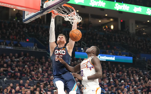 Die Oklahoma City Thunder um Isaiah Hartenstein (l) sind weiter auf Kurs. - Foto: Kyle Phillips/AP/dpa