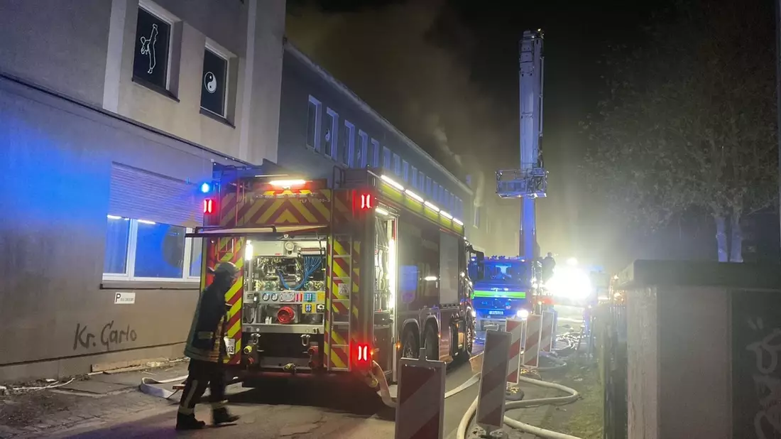 FW-DO: Großbrand in südlicher Innenstadt in einem leerstehenden Gebäude - Einsatzmaßnahmen dauern noch an - Bild: presseportal.de