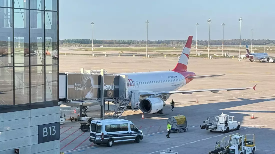 In der Maschine vom Typ A320 der Austrian Airlines hat ein Abschiebehäftling randaliert.  - Bild: --/dpa