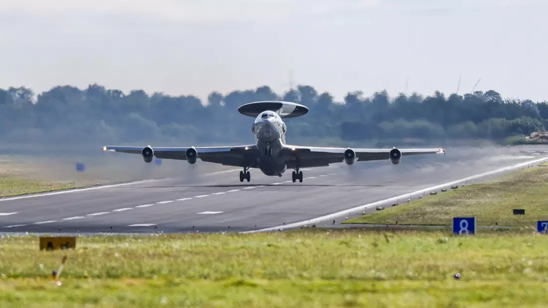 Die derzeitigen Awacs-Flugzeuge der Nato sollen ab 2035 ausgetauscht werden. (Archivbild) - Bild: Christoph Reichwein/dpa