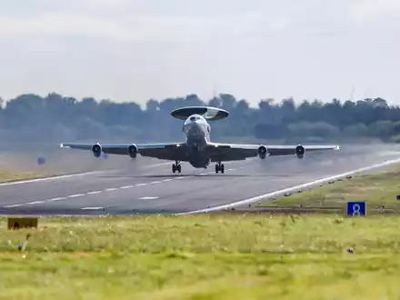 Die derzeitigen Awacs-Flugzeuge der Nato sollen ab 2035 ausgetauscht werden. (Archivbild) - Foto: Christoph Reichwein/dpa