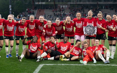 Ein bisschen feiern, aber dann ging der Blick schon auf die kommenden Aufgabe, die FC Barcelona heißt.  - Foto: Soeren Stache/dpa