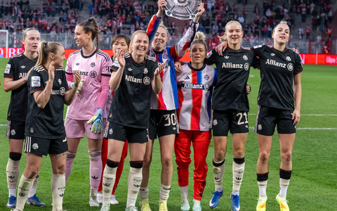 So sehen Siegerinnen aus - die Meisterschale ist aber nur aus Pappe.  - Foto: Soeren Stache/dpa