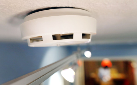 In allen Bundesländern gilt eine Rauchmelderpflicht für Häuser und Wohnungen. (Symbolbild) - Foto: Martin Gerten/dpa