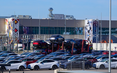 Der US-Elektroautobauer Tesla will die Zahl der Beschäftigten in seinem Werk in Grünheide aufstocken.(Archivbild) - Foto: Patrick Pleul/dpa